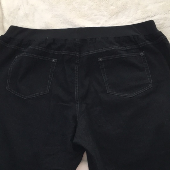 26-28W Black Petite Pull On Avenue Jeans - Picture 5 of 15